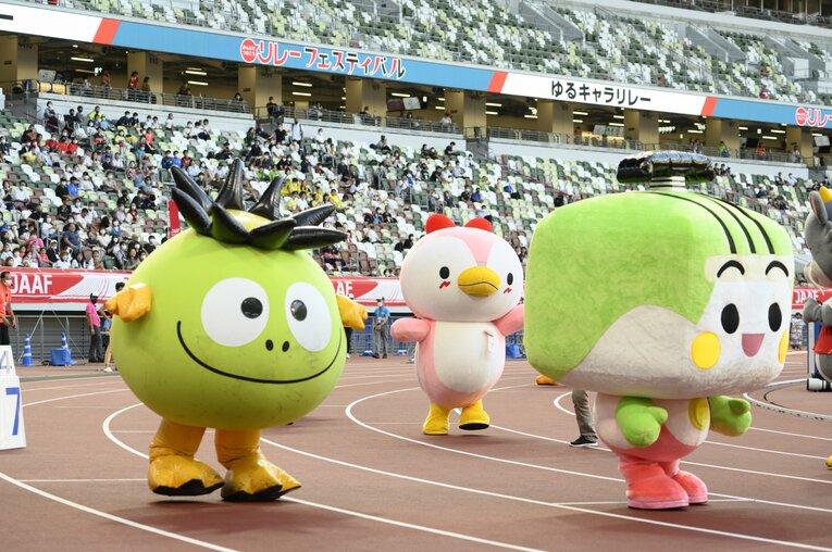 小さな足をぱちゃぱちゃと動かして奮闘するぱちゃぽ。華麗なる陸上デビューだ　©Hirofumi Kamaya
