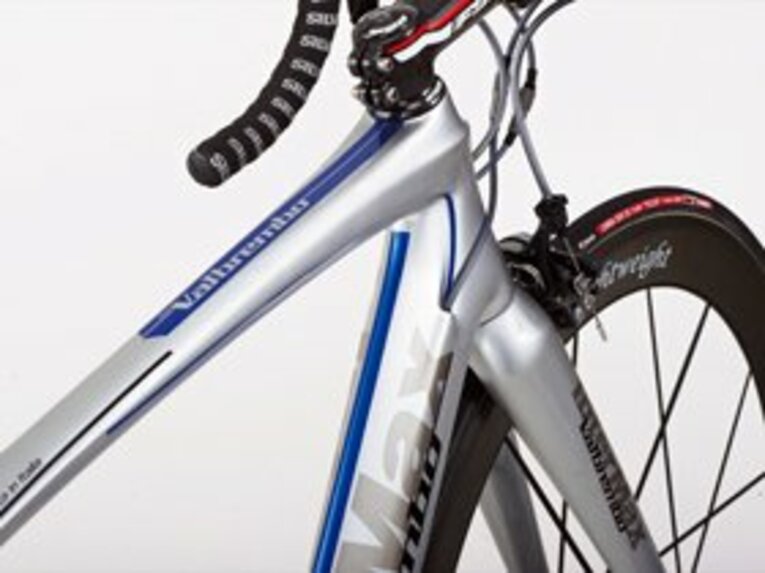 ヘッドチューブもかなりのボリューム。それに合わせた太いフロントフォークのおかげで、安定性のあるコーナーリングが実現。また、ワイヤー類をチューブに内蔵しているので、見た目もすっきりしている。 