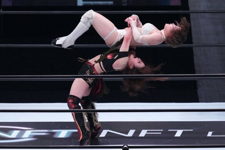 鈴季すずのジャーマンが安納サオリに炸裂