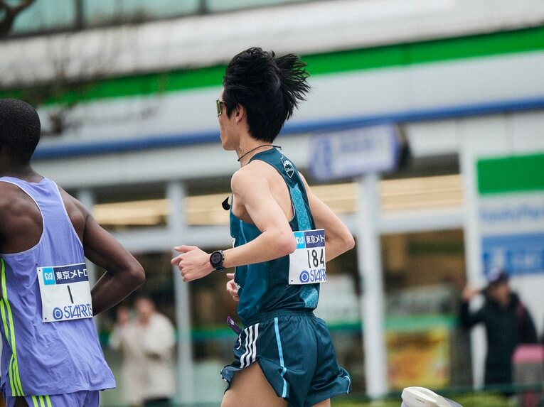 2時間2分台、3分台の自己記録を持つ世界トップ級のランナーに果敢について行った青学大の太田　©︎Yuki Suenaga