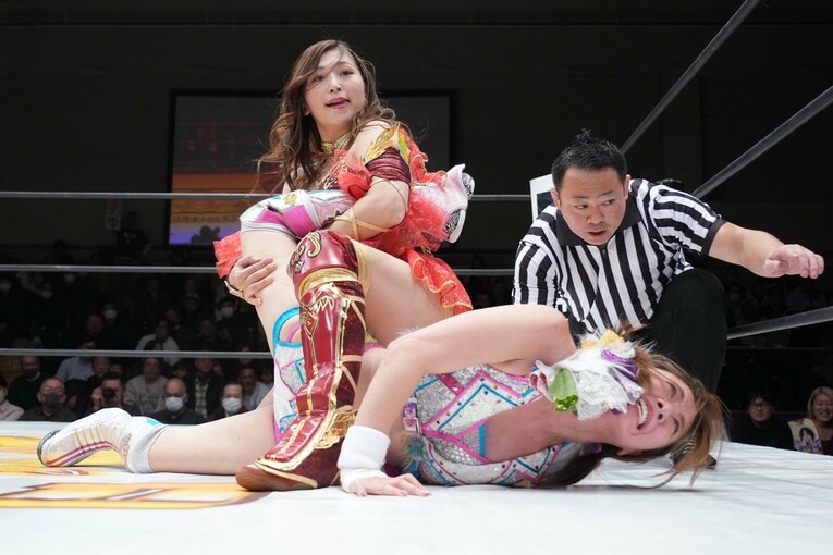 青野未来の逆片エビ固めに耐える岩谷麻優　©Essei Hara