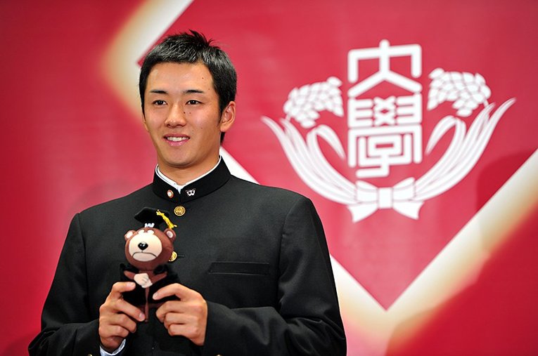 2010年のドラフト会議で日本ハムに1位指名され、記者会見で笑顔を見せた斎藤。プロ11年間で15勝26敗、防御率4.34という成績だった ／ photograph by Jun Tsukida/AFLO SPORT