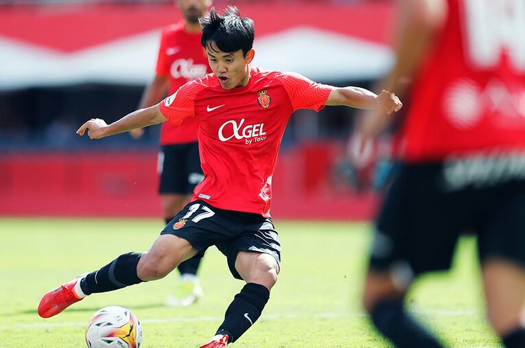 「クボ、ユニフォームちょうだい！」久保建英の“ティキタカ”は地元の子供、タクシー運転手にも人気… ビジャレアル相手に見せた敬意とは〈激写〉(32)