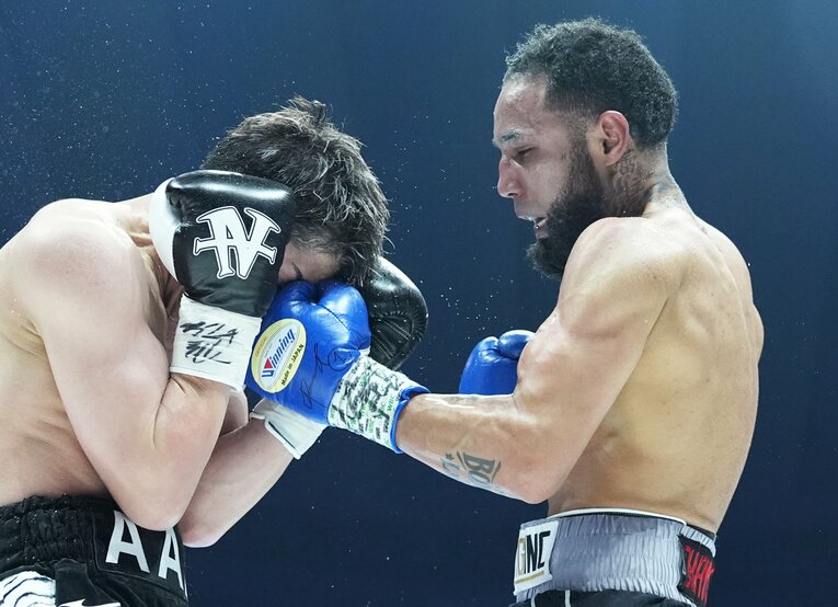 ガードの隙間からアッパーをねじ込むネリ　©Naoki Fukuda