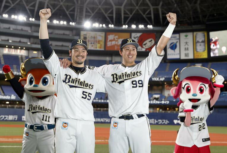 サヨナラ打を放った杉本（右）と喜ぶT-岡田　©︎KYODO