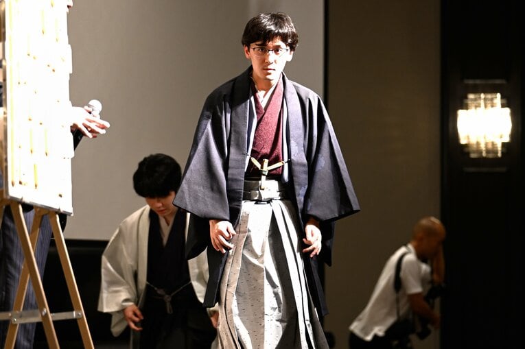 新叡王として先に壇上にあがる伊藤匠　©Keiji Ishikawa