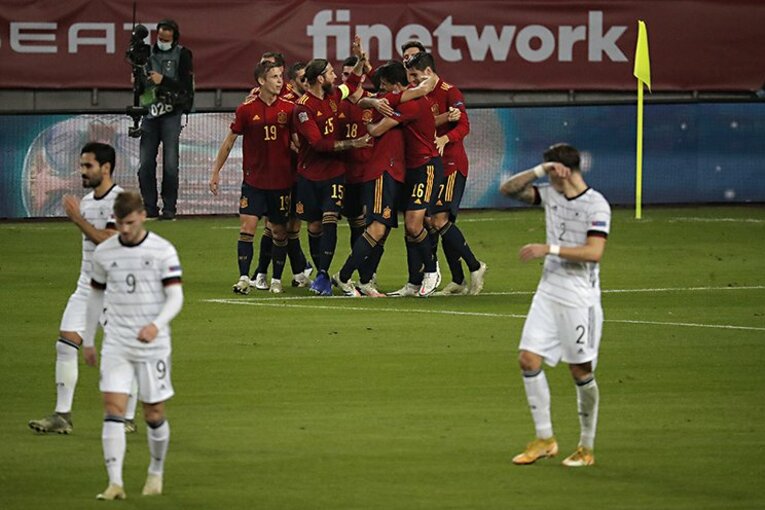 スペインイレブンが歓喜するのとは対照的に……