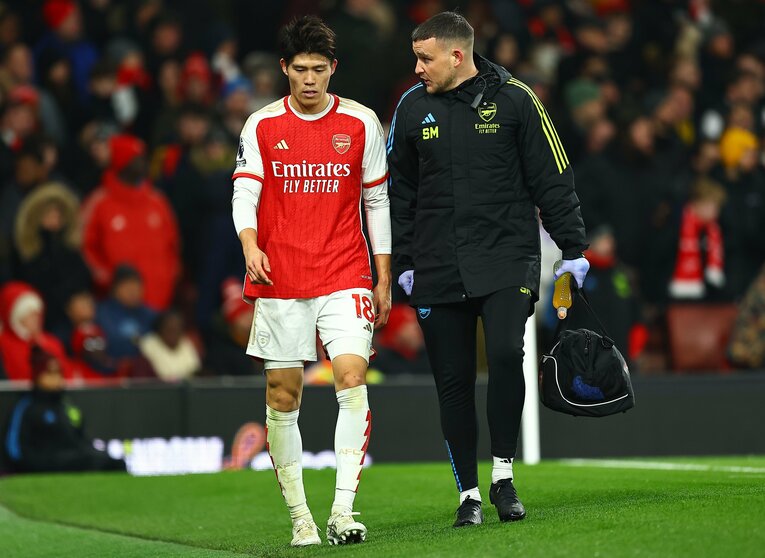 自ら歩いてピッチを後にした。観客からは冨安に大きな声援がかけられた　©AFLO