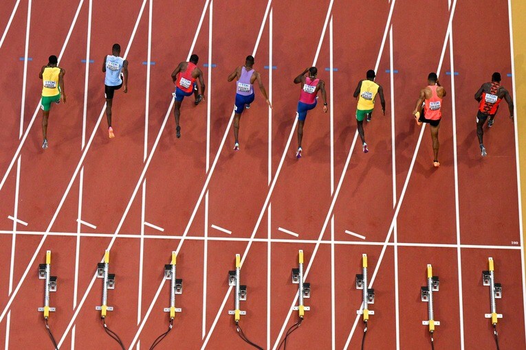 100m決勝、8レーンからスタートしたサニブラウン（右から2番目）　©︎EPA=JIJI PRESS