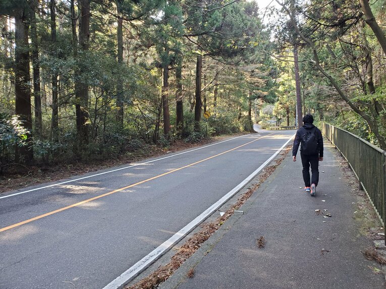 過酷な山道は続く。リタイア寸前のAの先を歩く筆者　©Number Web