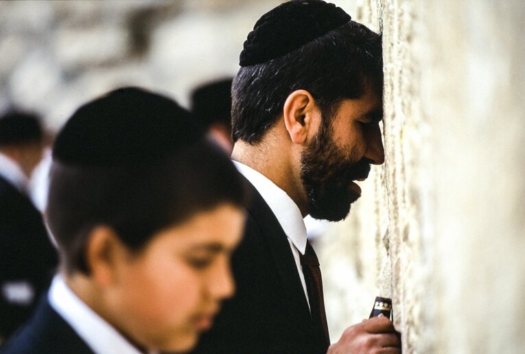 筆者がマイク・ベルナルドにプレゼントしたエルサレム「嘆きの壁」の写真　©Susumu Nagao