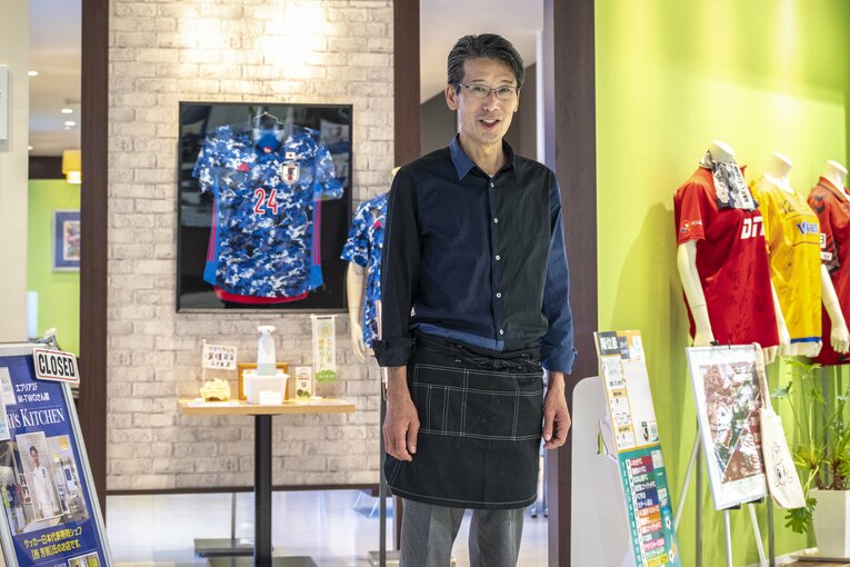 話を聞いたのは福島県いわき市にある西さんの店「NISHI’s KITCHEN」。店内は西さんが関わったさまざまなチームのユニフォームで彩られている　©Takuya Sugiyama