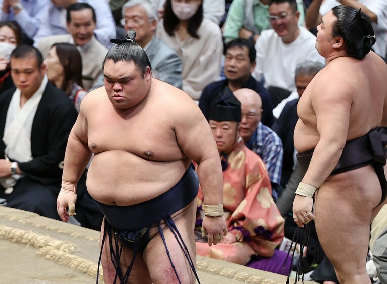 秋場所10日目、押し出しで大関霧島を破った藤凌駕　©JIJI PRESS