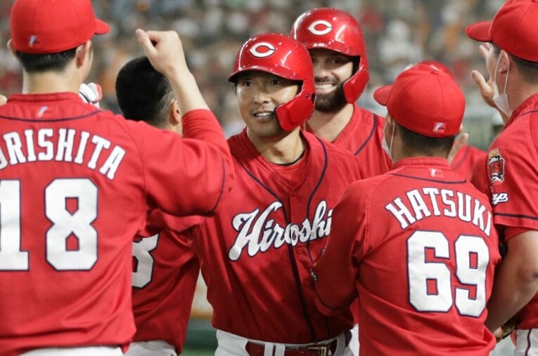 7月16日の巨人戦で満塁本塁打を放ち、祝福される長野。2022年の本塁打は3本、打率は.211で低調なシーズンとなった ／ photograph by JIJI PRESS