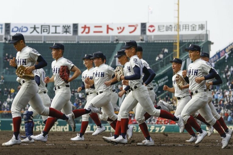 大阪桐蔭相手に互角の試合を見せた鳴門。エース冨田の投球が優勝候補の弱点を露呈させた ／ photograph by KYODO