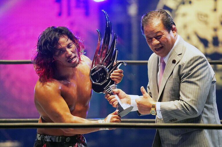 藤波辰爾にトロフィーを手渡される高橋ヒロム