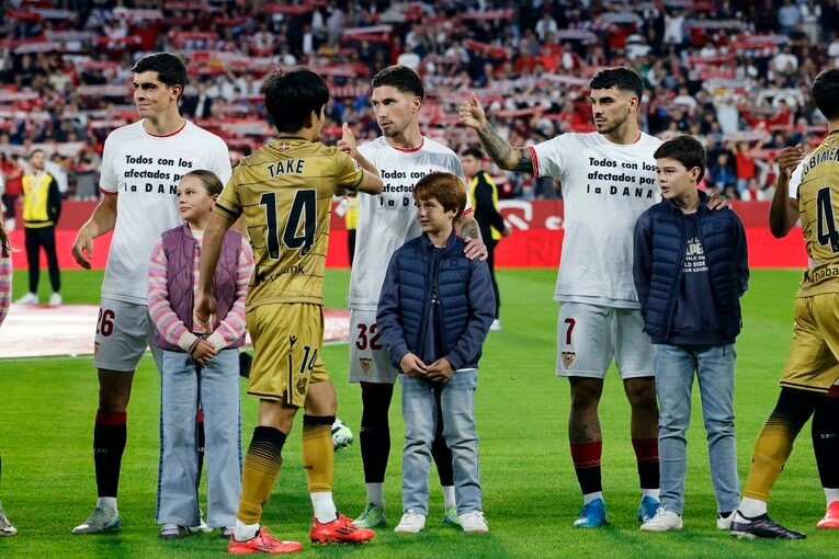 セビージャは、バレンシアへのメッセージ入りシャツを着て、被災地への連帯を示した　©Daisuke Nakashima