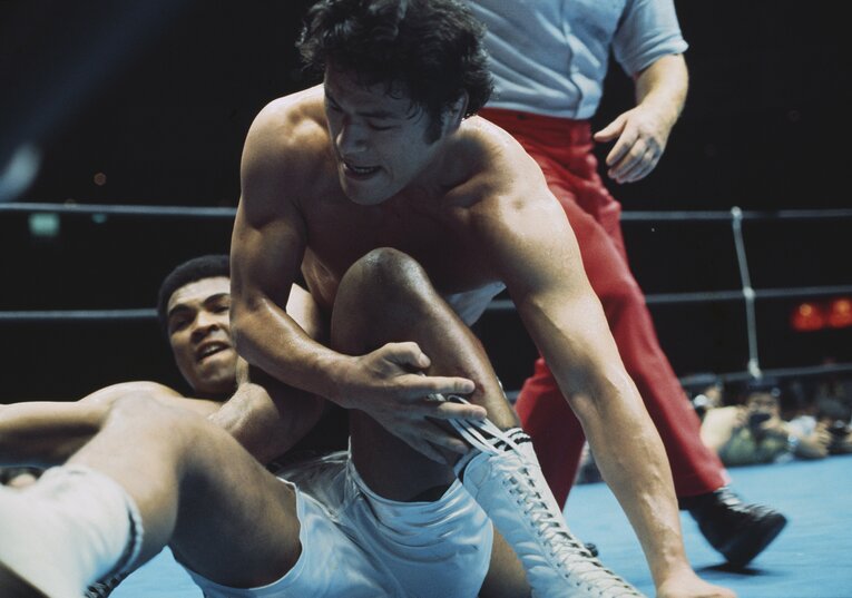 1976年6月26日、アントニオ猪木とモハメド・アリによる異種格闘技戦　©Getty Images