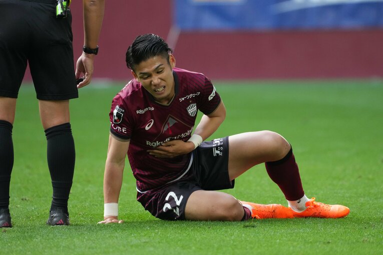 腹部をおさえて顔を歪める佐々木大樹　©Masashi Hara