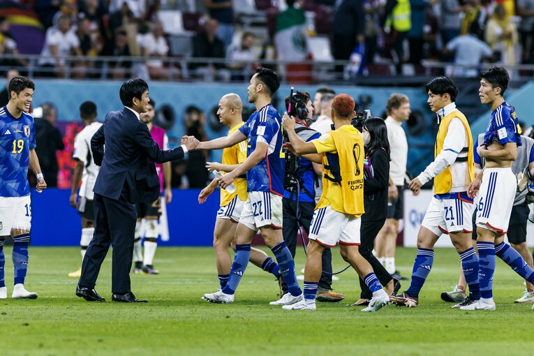 ドイツ戦後、森保監督と握手する吉田　©Kiichi Matsumoto／JMPA