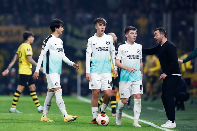 プレーが切れた際に三笘に指示を出すデゼルビ監督　©Daisuke Nakashima