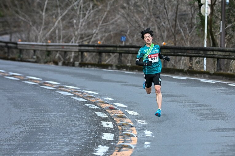 初の山下りにもかかわらず軽快なピッチを刻んだ石川　©︎Nanae Suzuki