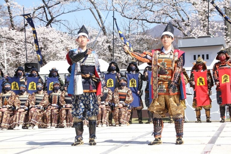 2022年の人間将棋では2人が対局した　©NumberWeb