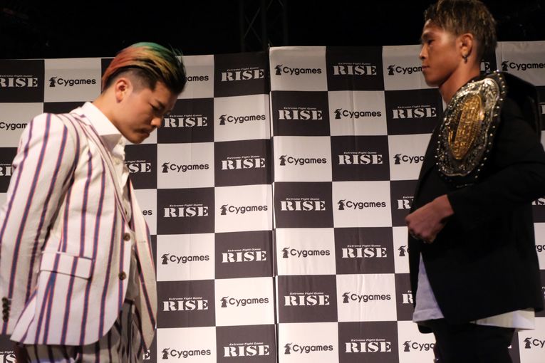 会見に臨んだ那須川天心と鈴木真彦