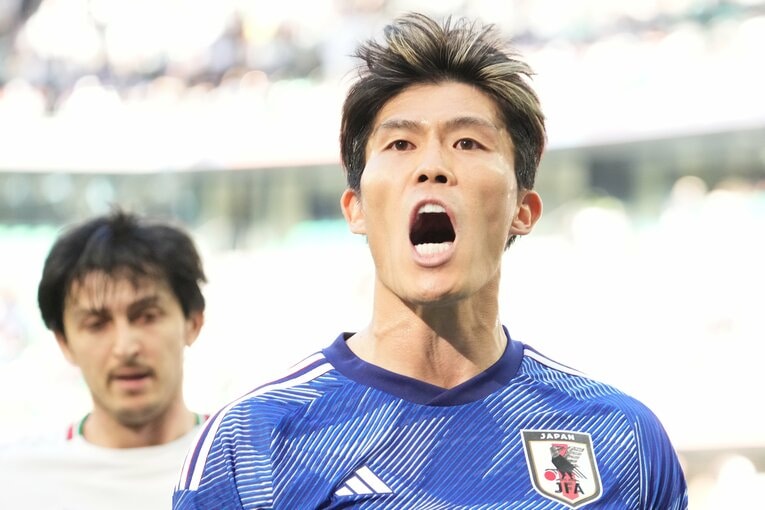 チームとサポーターを鼓舞する冨安健洋　©Masashi Hara