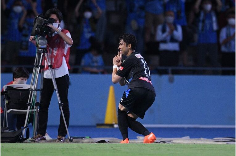 シュウペイポーズを披露する小林悠 ／ photograph by J.LEAGUE