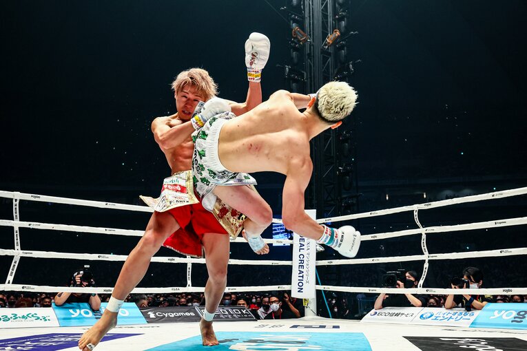 那須川天心の胴回し回転蹴り（連続写真）　©THE MATCH 2022/Susumu Nagao