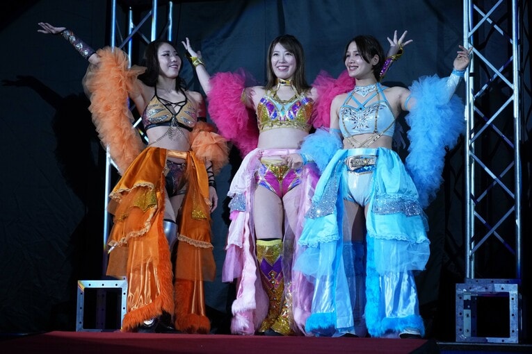 山中絵里奈、桜井麻衣、翔月なつみのラヴィアンローズ　©Essei Hara