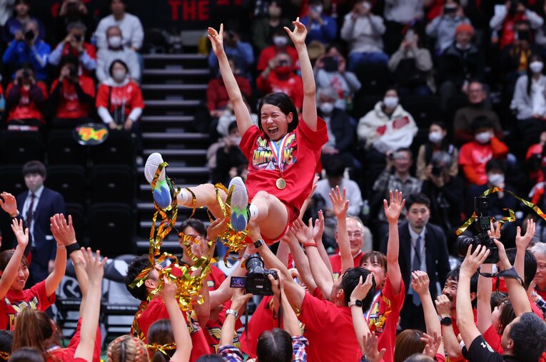 チームメイトから胴上げされる古賀紗理那　©︎NEC RED ROCKETS
