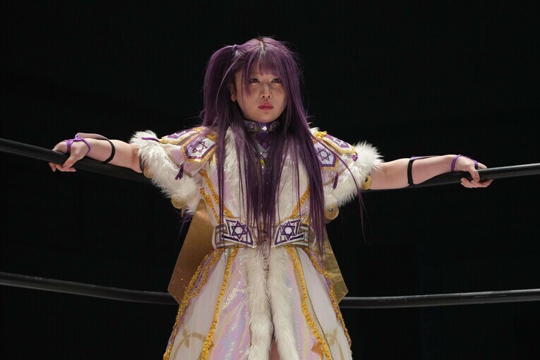 コーナーからジュリアを見つめる中野たむ　©Essei Hara