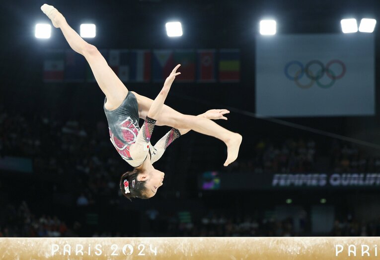 岡村真の平均台　©JIJI PRESS