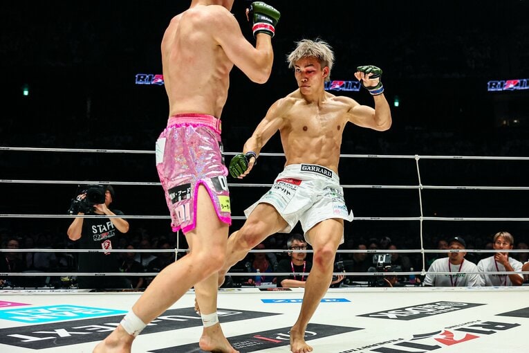 1ラウンド、直樹の打撃で左目が大きく腫れた細川　©RIZIN FF Susumu Nagao