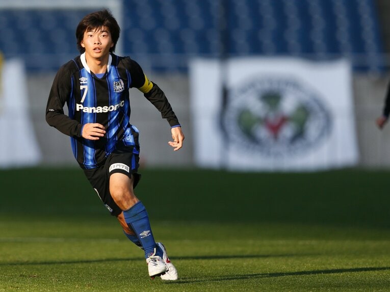 「高円宮杯U-18サッカーリーグ チャンピオンシップ」でキャプテンマークを巻く市丸瑞希（2015年12月、当時18歳）©︎AFLO SPORT