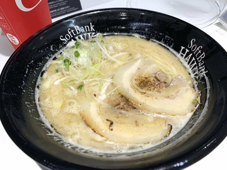 「ラーメン海鳴」の魚介豚骨ラーメン（780円）、悔しいが美味しい