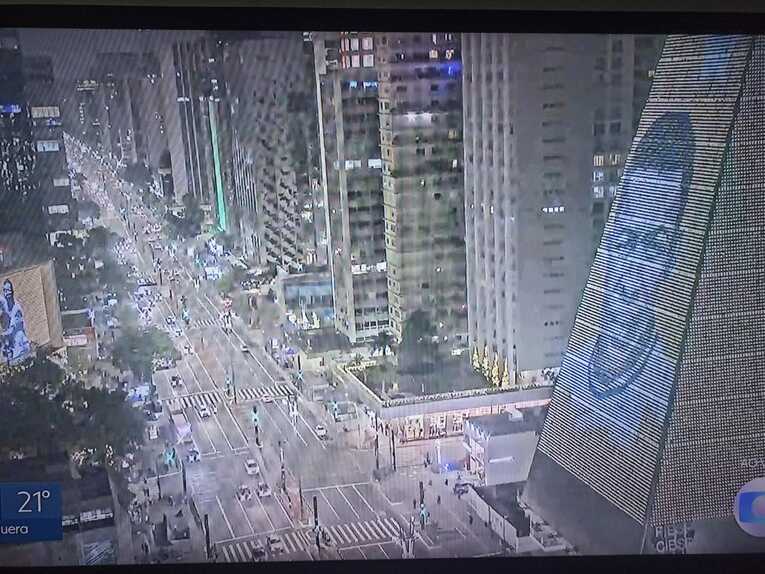 サンパウロ市内のビルにペレの写真を投影　©Hiroaki Sawada