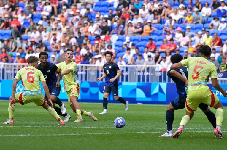 藤田からのパスを細谷が受けた「相手背負ってるのにオフサイド」の一部始終（全20枚中の2枚目）©Koki Nagahama/JMPA