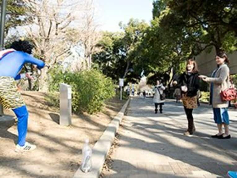 何の鬱憤がたまっていたのか、すごい勢いで豆を投げてきた美女。本当に痛かった。