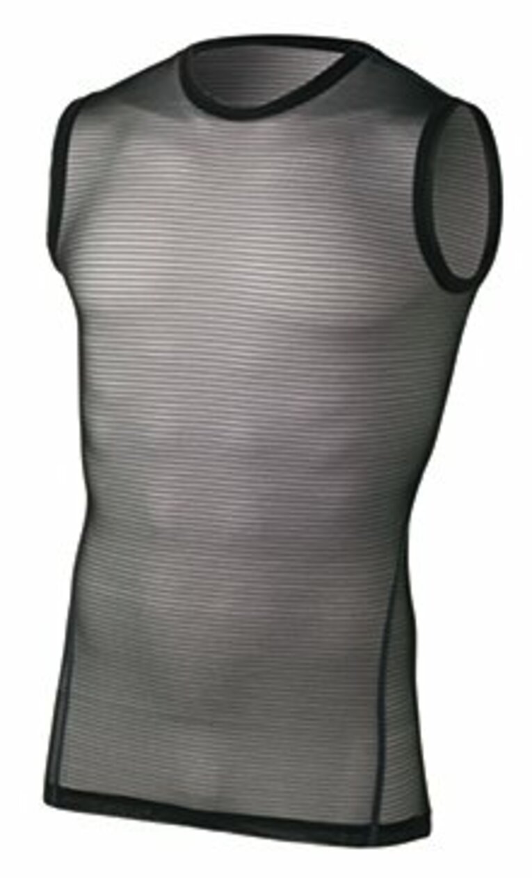 ドライレイヤーにはスポーツの種目やアスリートのレベルに合わせて、3種類がラインナップ。写真は、激しく大きな動きにも追従する「フラッドラッシュパワーメッシュ」（5184円）。その他に、ウィンター＆ウォータースポーツに適した「アクティブスキン」がある。
 