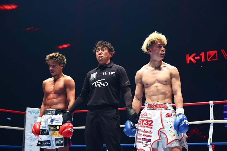 判定が読み上げられた瞬間、戸惑いの表情を浮かべる門口佳佑　©RISE/Chiyo Yamamoto