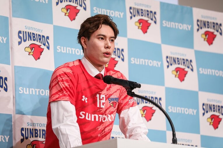 入団会見でスピーチする高橋藍　©︎SUNTORY SUNBIRDS