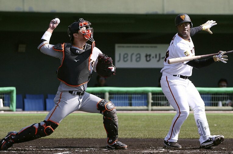 育成契約だが、紅白戦などで活躍を見せているイスラエル・モタ。今季、一軍に定着できるか（左はキャッチャーの大城卓三）。 ／ photograph by KYODO