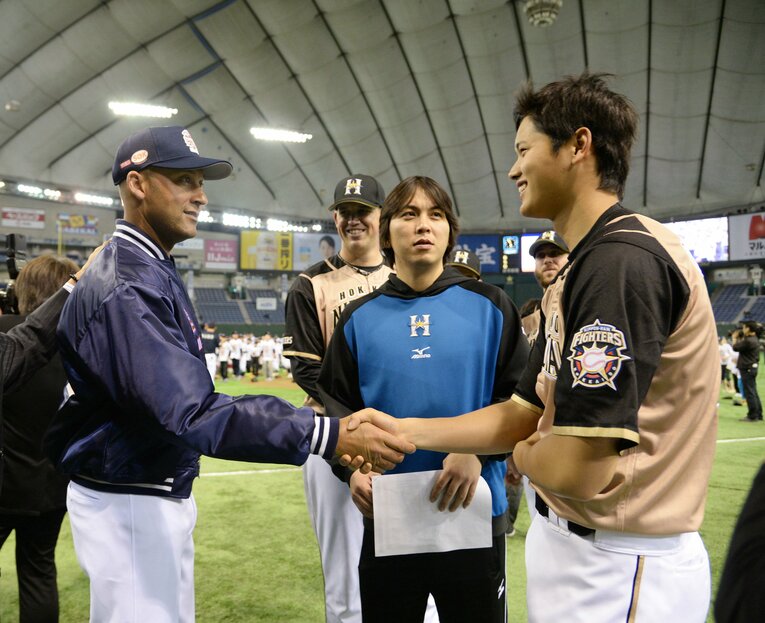 2015年3月、日本ハム3年目の大谷がジーターと握手。水原氏の姿も　©JIJI PRESS