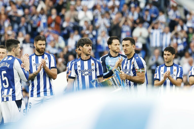 キャプテンのオヤルサバル、ベテラン格アリツがトロフィーをファンの前で掲げた（撮影写真は右に続きます）　©Daisuke Nakashima