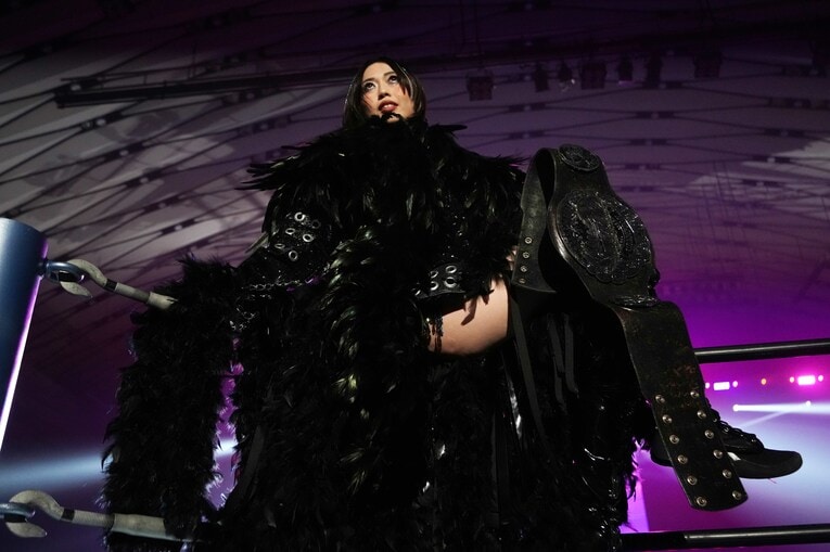 不敵に笑う上谷沙弥　©Essei Hara