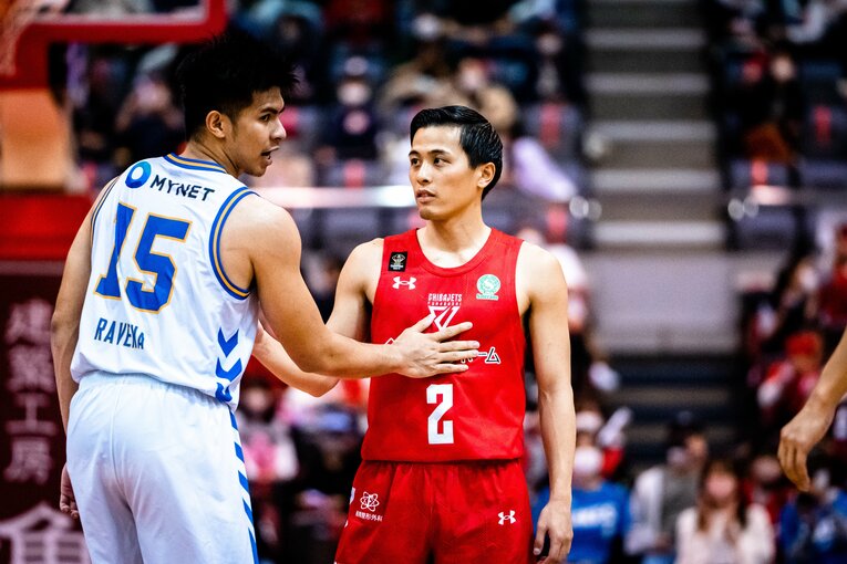 身長の低さをものともせず、技術とスピードでリーグトップレベルのプレーを続ける富樫。日本人初の1億円プレーヤーでもある