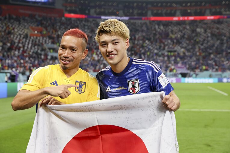 スペイン戦、一緒に写真に映る長友と堂安。報道陣から何かを求められて…　©Kaoru Watanabe／JMPA